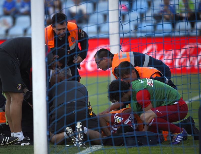 Eccolo, il povero Diego Costa, soccorso dopo un tremendo colpo col ginocchio su un palo.Afp 